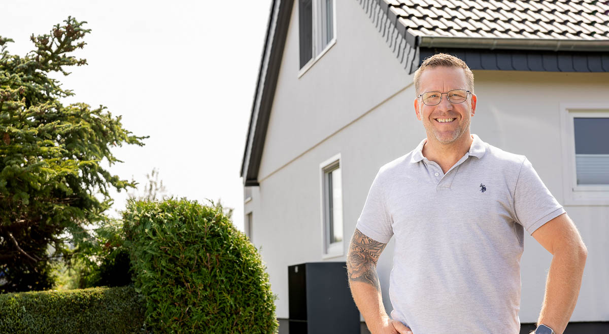 Unsere alte Ölheizung haben wir gegen eine moderne Wärmepumpe getauscht, um unabhängiger von fossilen Brennstoffen zu werden. Mit der Integration unserer bestehenden Thermie- und PV-nlagen sind wir unserem Ziel, möglichst autark zu sein, ein großes Stück nähergekommen.